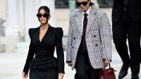 L'influenceuse américaine Kim Kardashian (c), accompagnée de sa mère Kris Jenner (d), quitte la cour d'assises de Paris, le 13 mai 2025, après avoir témoigné dans le procès du braquage dont elle a été victime en 2016