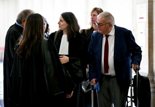 L'ancien garde des Sceaux Michel Mercier (d) arrive au palais de justice de Paris pour le procès en appel du MoDem sur le détournement de fonds du Parlement européen, le 9 septembre 2026