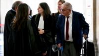 L'ancien garde des Sceaux Michel Mercier (d) arrive au palais de justice de Paris pour le procès en appel du MoDem sur le détournement de fonds du Parlement européen, le 9 septembre 2026