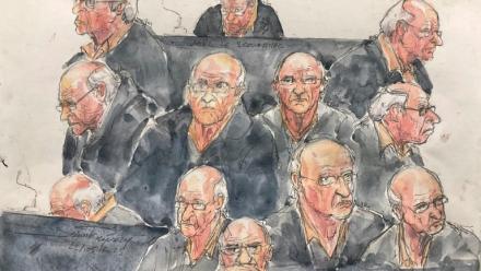 Croquis d'audience du 22 mai 2025 montrant l'ex-chirurgien pédocriminel Joël Le Scouarnec réagissant lors de l'audience de son procès pour viols et agressions sexuelles, au palais de justice de Vannes, dans le Morbihan