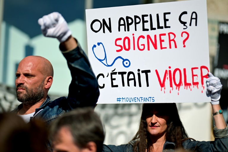 Manifestation de victimes de Joël Le Scouarnec devant le tribunal de Vannes (Morbihan), le 19 mai 2025