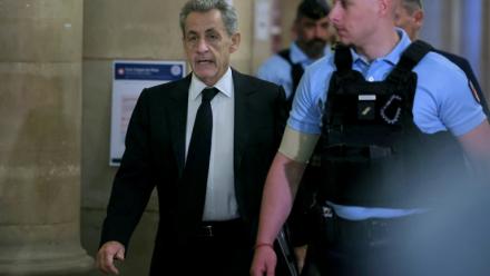 L'ancien président Nicolas Sarkozy (g) arrive au palais de justice de Paris, le 8 avril 2026, pour son procès en appel dans l'affaire du financement libyen de sa campagne électorale de 2007