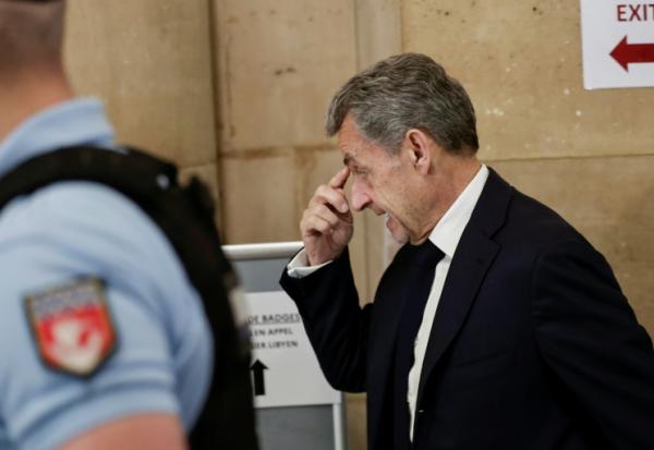 L'ancien président Nicolas Sarkozy arrive au palais de justice de Paris, le 8 avril 2026, pour son procès en appel dans l'affaire du financement libyen de sa campagne électorale de 2007