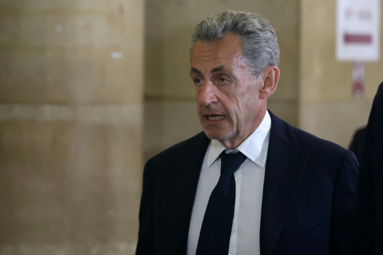 L'ancien président français Nicolas Sarkozy arrive au palais de justice de Paris, le 11 mai 2026, pour son procès en appel dans l'affaire du financement libyen de sa campagne présidentielle de 2007