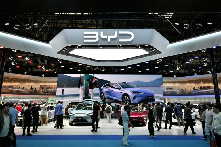 Des visiteurs au stand de BYD au salon de l’automobile de Pékin, à Pékin, le 30 avril 2026