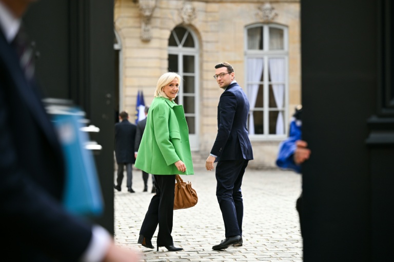 Marine Le Pen et Jordan Bardella dans la cour de l'hôtel Matignon, à Paris, le 11 mars 2026