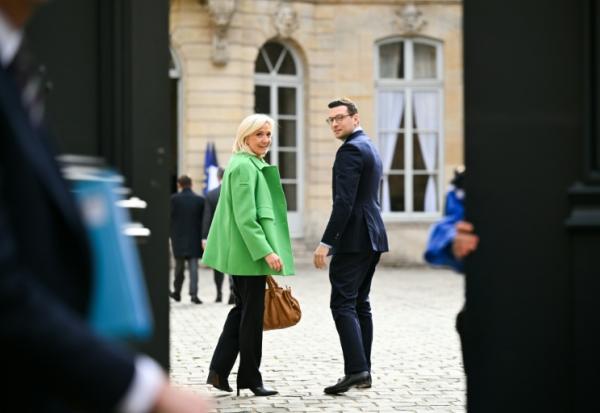 Marine Le Pen et Jordan Bardella dans la cour de l'hôtel Matignon, à Paris, le 11 mars 2026