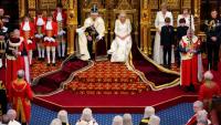Le roi Charles III et la reine Camilla sont assis dans la salle de la Chambre des lords, au Parlement, à Londres, le 7 novembre 2023