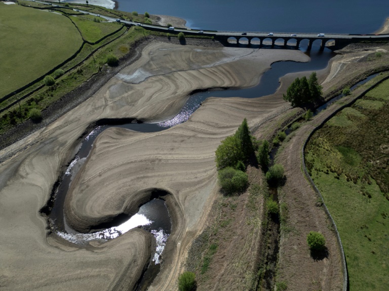 Le lit du réservoir Woodhead apparaît par manque d'eau près de Glossop, dans le nord de l'Angleterre, le 9 mai 2025