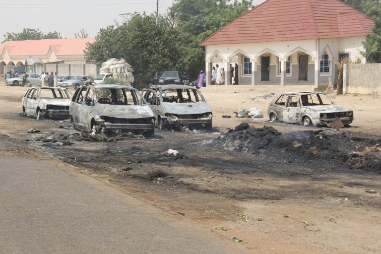 Des voitures incendiées par des membres présumés de l'État islamique en Afrique de l'Ouest (Iswap lors d'une attaque le 9 février 2020 à Auno, au Nigeria