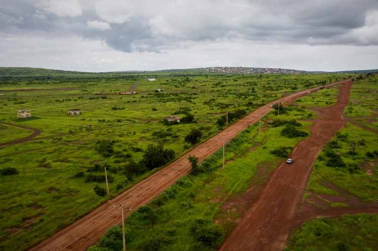 Vue aérienne d'une route reliant Bamako à la ville de Kayes, le 27 août 2019 au Mali