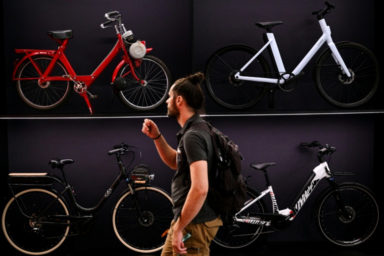 Un visiteur au salon du vélo Eurobike à Francfort, le 24 juin 2026 en Allemagne