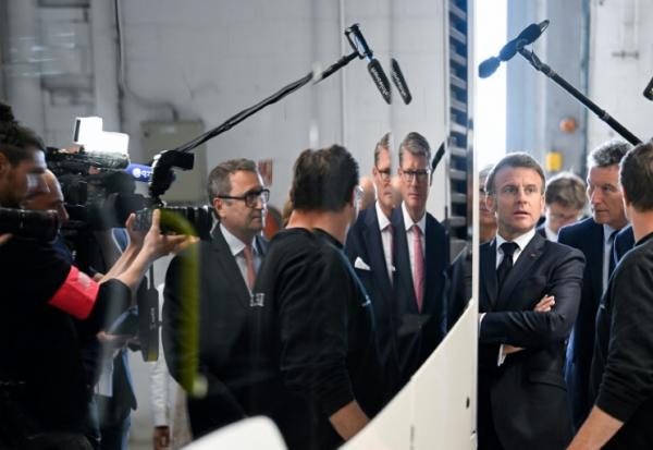 Emmanuel Macron entouré de journalistes lors d'un déplacement à Ligny-en-Barrois (Meuse), le 19 mai 2025
