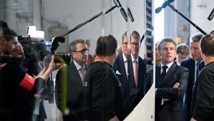 Emmanuel Macron entouré de journalistes lors d'un déplacement à Ligny-en-Barrois (Meuse), le 19 mai 2025