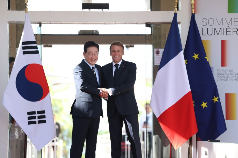 Le président Emmanuel Macron accueille son homologe sud-coréen Lee Jae Myung au 