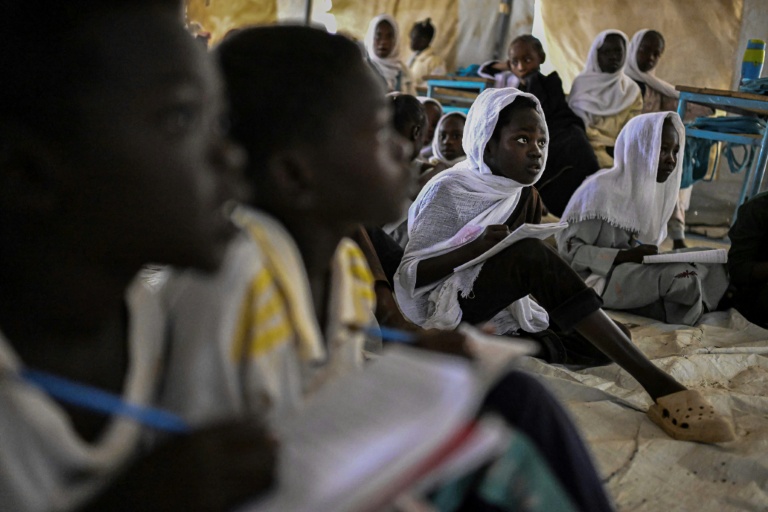 Des élèves assistent à des cours dans l'école d'un camp de personnes déplacées, près de Port-Soudan, le 26 avril 2026 au Soudan