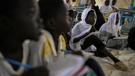 Des élèves assistent à des cours dans l'école d'un camp de personnes déplacées, près de Port-Soudan, le 26 avril 2026 au Soudan