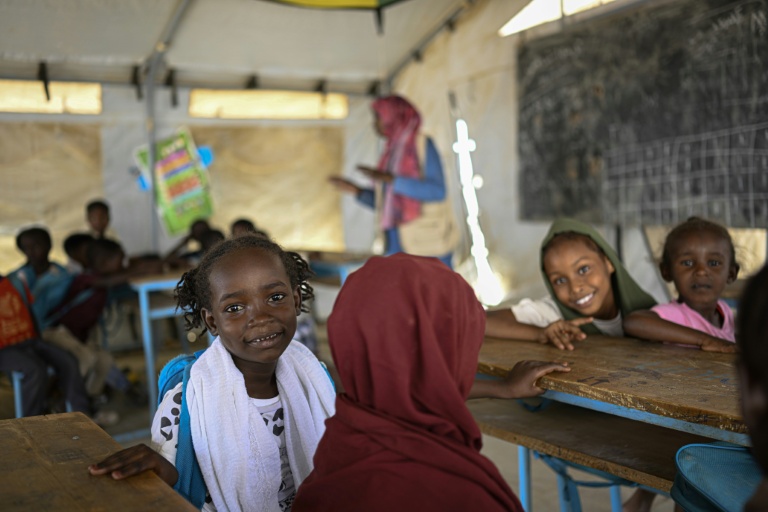 Des élèves dans une école primaire dans  un camp de personnes déplacées, le 26 avril 2026 près de Port-Soudan, au Soudan