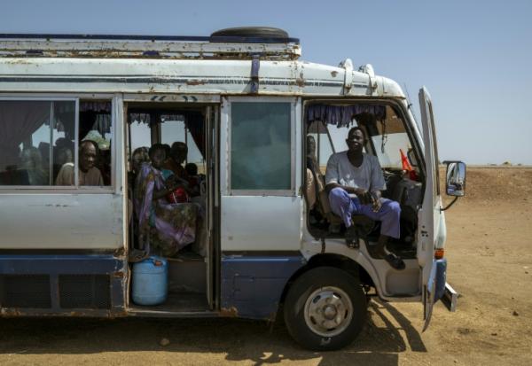 Un bus avec à son bord des personnes déplacées par la guerre au Soudan attend de reprendre sa route à Renk, au Soudan du Sud voisin, le 15 novembre 2025 
