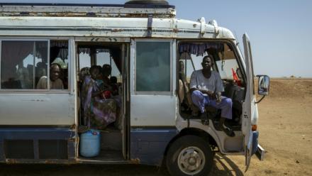 Un bus avec à son bord des personnes déplacées par la guerre au Soudan attend de reprendre sa route à Renk, au Soudan du Sud voisin, le 15 novembre 2025 