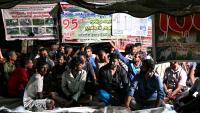 Des éleveurs tamouls installés sous une bâche pour protester contre une spoliation foncière, le 30 septembre 2026 à Batticaloa, dans l'est du Sri Lanka