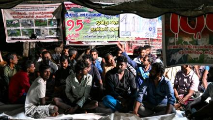 Des éleveurs tamouls installés sous une bâche pour protester contre une spoliation foncière, le 30 septembre 2026 à Batticaloa, dans l'est du Sri Lanka
