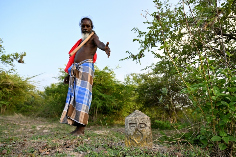 L'agriculteur Ambalavar Nallathambi Velayutham, dirigeant d’une communauté autochtone, montre une borne délimitant un terrain contesté, dans le village de Kunjankulam, à Batticaloa, le 30 septembre 2026 dans l'est du Sri Lanka