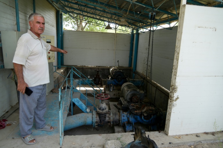 Abdourakhim Abdoulloev, ingénieur hydraulique, montre une station d'approvisionnement en eau potable qui doit être réparée le 27 août 2025 dans le district de Balkh, dans le sud-ouest du Tadjikistan