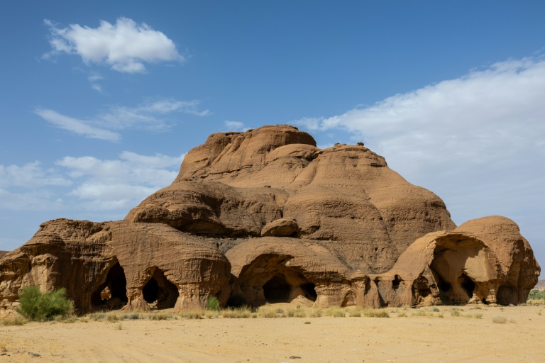 Des caves taillées dans la roche à Garoa Hallagana, dans l'Ennedi-Ouest, au Tchad, le 10 juillet 2025