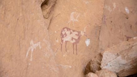 Des peintures sur les roches sur le site de Garoa Hallagana, dans l'Ennedi-Ouest, au Tchad, le 10 juillet 2025