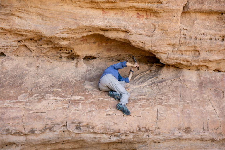 Frédérique Duquesnoy, photographie des peintures sur le site de Terkei rock art, dans l'Ennedi-Ouest, au Tchad, le 13 juillet 2025