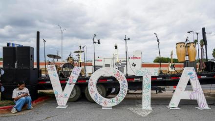 Un panneau "vote" ("vota" en espagnol) avant un rassemblement de campagne pour les élections de mi-mandat à Weslaco, au Texas, le 25 octobre 2026