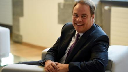 Le maire de Valenciennes Laurent Degallaix dans son bureau, le 12 mai 2017 à Valenciennes, dans le Nord