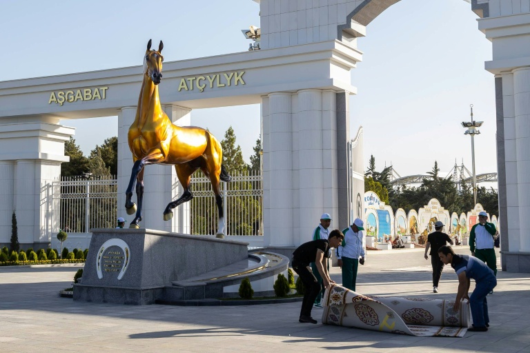 La statue dorée d'un étalon Akhal-Teke à l'entrée d'un complexe équestre à Achgabat, le 25 avril 2026 au Turkménistan