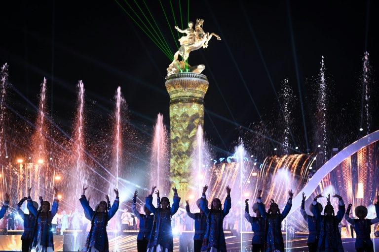 Un monument en l'honneur du dirigeant turkmène Gourbangouly Berdymoukhamedov à Arkadag, le 29 juin 2023