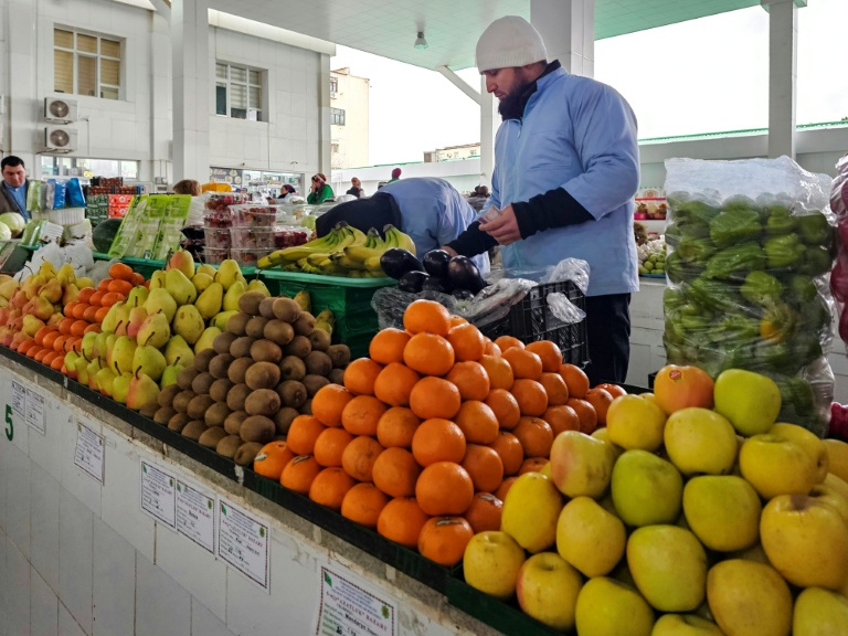 Des fruits importés d'Iran en vente sur un marché d'Ackhabad, au Turkménistan, le 9 mars 2026
