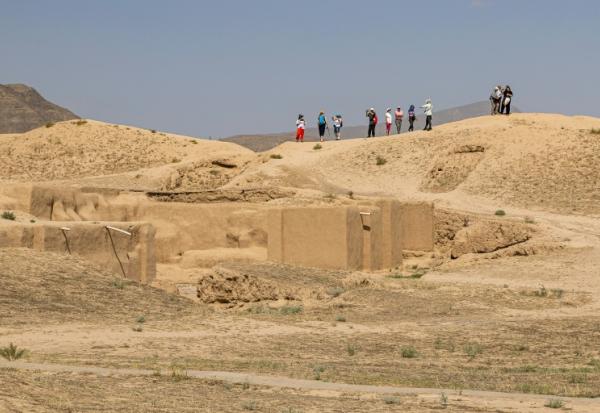 Touristes visitant les ruines de Nissa au Turkménistan, le 14 juin 2026