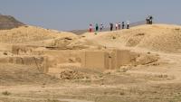 Touristes visitant les ruines de Nissa au Turkménistan, le 14 juin 2026