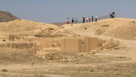 Touristes visitant les ruines de Nissa au Turkménistan, le 14 juin 2026