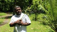 Le chef coutumier Bill Tavue tient une feuille de namele, le 1er février 2026 dans son village de Matantas, dans la zone protégée de Vatthe, sur l'île d'Espiritu Santo, au Vanuatu