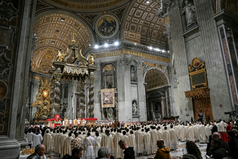 Le pape Léon XIV célèbre la messe de Noël le 24 décembre 2025 dans la basilique Saint-Pierre au Vatican