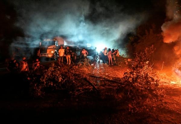 Des manifestants bloquent la route nationale qui relie la ville pétrolière de Maracaibo au reste du pays lors d’une protestation contre les coupures d’électricité, le 6 octobre 2026