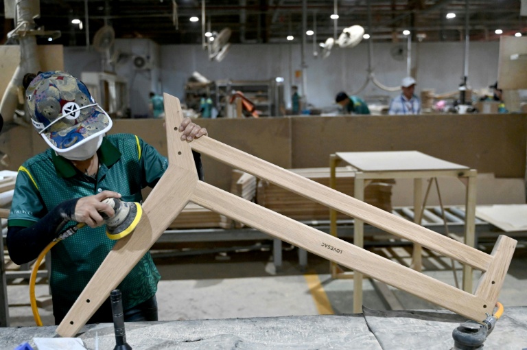 Des ouvriers de l’entreprise de mobilier Jonathan Charles le 4 novembre 2025 à Ho Chi Minh-Ville