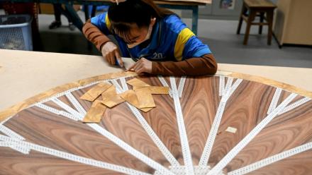 Une ouvrière de l’entreprise de mobilier Jonathan Charles le 4 novembre 2025 à Ho Chi Minh-Ville