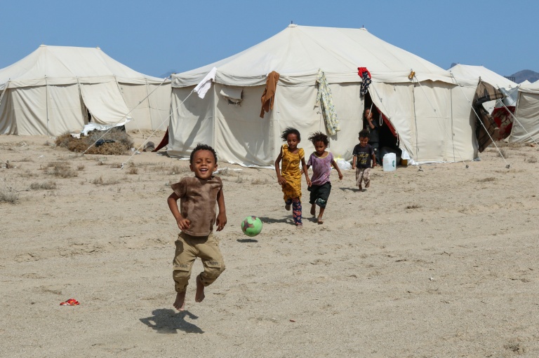 Des enfants jouent dans le camp de déplacés d'Al-Farsi, près d'Aden, au Yémen, le 17 septembre 2026