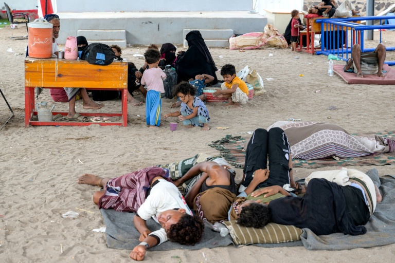 Des familles déplacées se reposent à même le sol dans un campement temporaire au nord d'Aden, le 15 septembre 2026 au Yémen