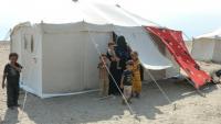 Des personnes déplacées devant leur tente au camp d'Al-Farsi, à Ras Imran, près d'Aden, le 17 septembre 2026 au Yémen