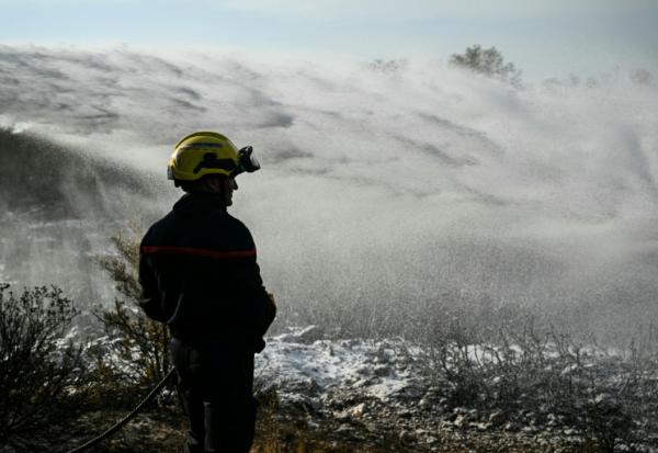 Les pompiers éteignent des cendres chaudes à côté d'Albas, dans le massif des Corbières, le 9 août