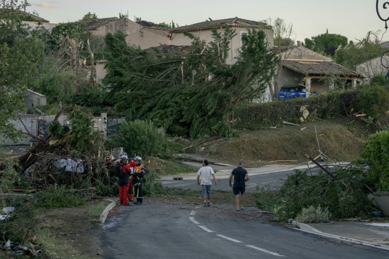 Cette photographie, prise le 24 août 2026, montre des maisons endommagées et des arbres renversés après le passage d'une tornade à Pomas, dans le sud-ouest de la France