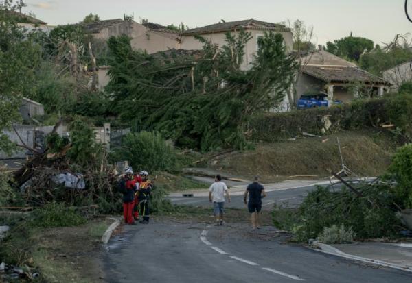 Cette photographie, prise le 24 août 2026, montre des maisons endommagées et des arbres renversés après le passage d'une tornade à Pomas, dans le sud-ouest de la France
